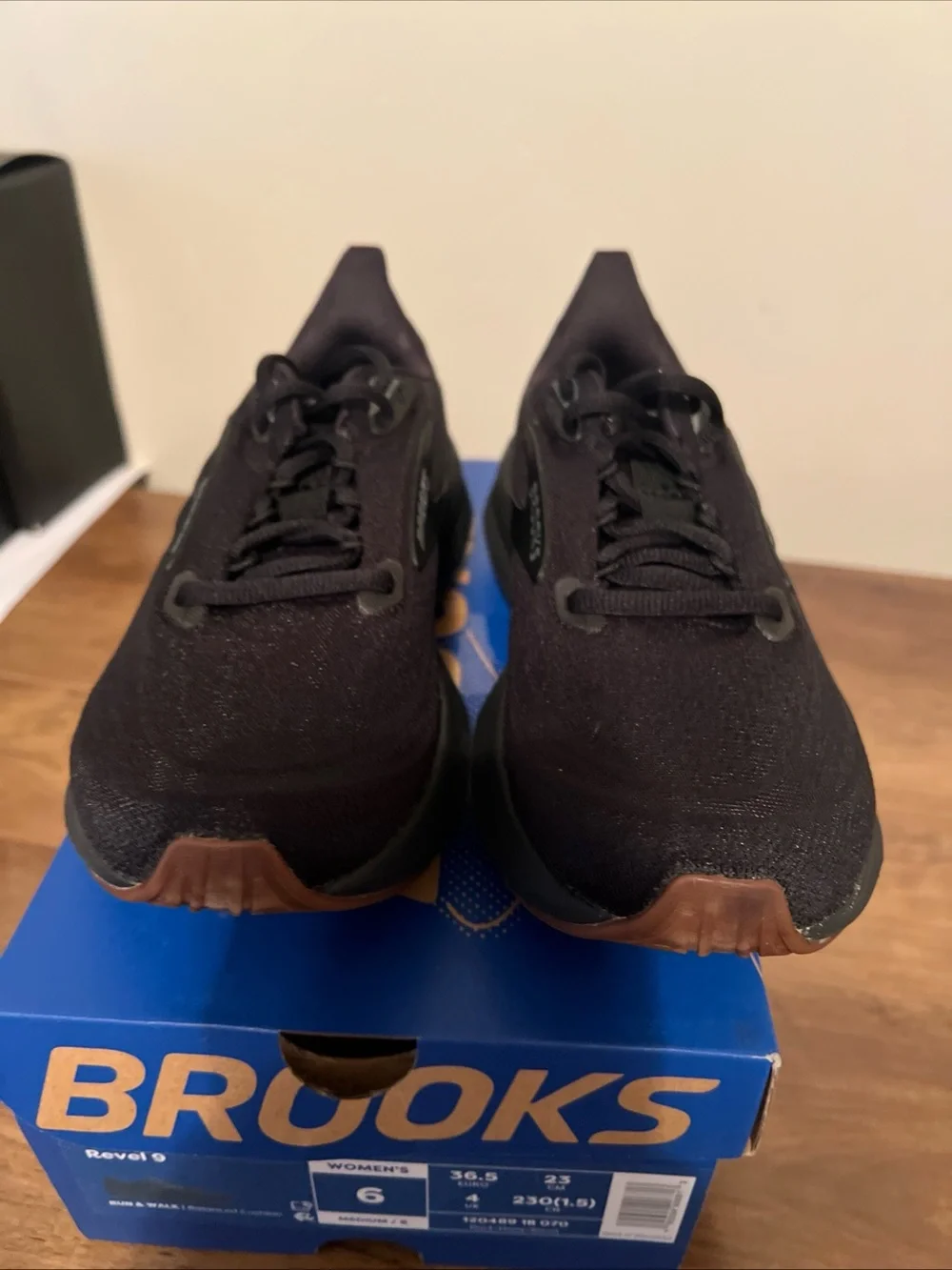 Brooks Revel 9 Womens Black Running Shoes with Brown Outsole
